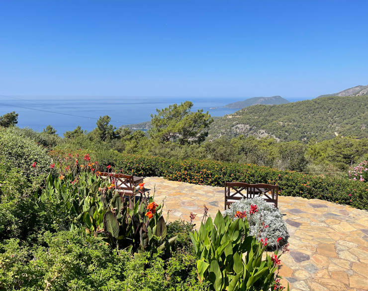 Garden benches with view of the mountain and the sea